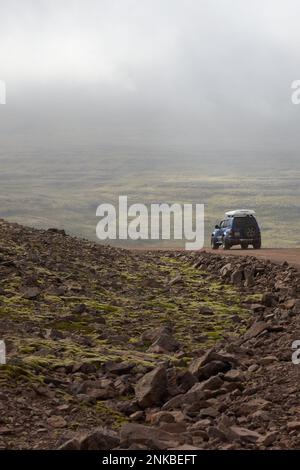 Blauer Mitsubishi Pajero fährt abseits der Straße. Westfjords, Island, 18. August 2021 Stockfoto