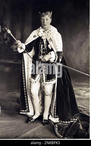 Der Prinz von England EDWARD of York ( nach dem Prinzen und Herzog von Galles und nach der Abdankung von Miss Wallis Simpson : Herzog von WINDSOR ) ( 1894 - 1972 ) , von 1936 König EDWARD VIII . Auf diesem Foto ist er verkleidet wie der alte König von England in vollen Anstaltskleidern . Foto: Campbell Grey , London - KÖNIGSHAUS - KÖNIGSHAUS - REALI - nobiltà - Adel - Personalità da bambini piccoli - Persönlichkeit kleines Kind - Junge - schickes Kleid - Vestito di carnevale - travestimento - principe ereditario - Corona - Krone - gioielli - gioiello - Juwelen - ORDINE DELLA GIARRETTIERA - velluto - Samt - ma Stockfoto