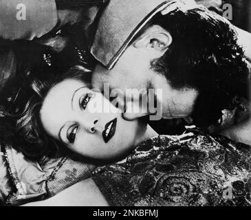 1926 : GRETA GARBO und JOHN GILBERT in FLEISCH UND TEUFEL ( 1927 - La carne e il diavolo ) von Clarence Brown , aus der Romanze die unsterbliche Vergangenheit von Hermann Sudermann , Kostümkleid von ADRIAN - MGM - Metro Goldwyn Mayer - FILM - HOLLYWOOD - KINO - FILM - Schauspielerin - attrice - profilo - Profil - bacio - Kuss - Baffi - Schnurrbart - Liebende - Amanti - Innamorati --- Archivio GBB Stockfoto