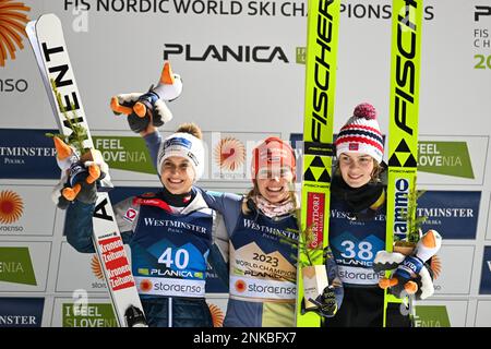 Planica, Slowenien. 23. Februar 2023. Zuerst Katharina Althaus (C) aus Deutschland, dann Eva Pinkelning (L) aus Österreich und drittens Anna Odine Stroem (R) aus Norwegen auf dem Podium für den Skisprungwettbewerb HS102 bei den FIS Nordic Skiing World Championships. (Foto: Andrej Tarfila/SOPA Images/Sipa USA) Guthaben: SIPA USA/Alamy Live News Stockfoto