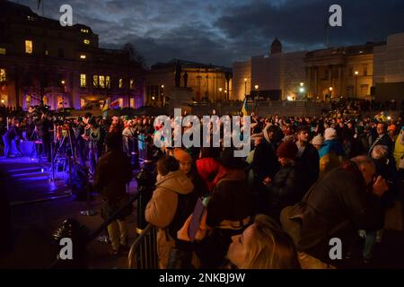 London, England, Großbritannien. 23. Februar 2023. Vereint mit der Ukraine am Trafalgar Square. Tausende von Menschen versammelten sich und verschiedene Künstler und Redner nahmen am Vorabend des ersten Jahrestages der russischen Invasion der Ukraine die Bühne ein. (Kreditbild: © Vuk Valcic/ZUMA Press Wire) NUR REDAKTIONELLE VERWENDUNG! Nicht für den kommerziellen GEBRAUCH! Stockfoto