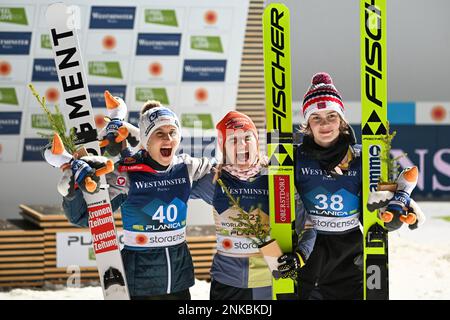 Planica, Slowenien. 23. Februar 2023. Zuerst Katharina Althaus (C) aus Deutschland, dann Eva Pinkelning (L) aus Österreich und drittens Anna Odine Stroem (R) aus Norwegen auf dem Podium für den Skisprungwettbewerb HS102 bei den FIS Nordic Skiing World Championships. (Foto: Andrej Tarfila/SOPA Images/Sipa USA) Guthaben: SIPA USA/Alamy Live News Stockfoto