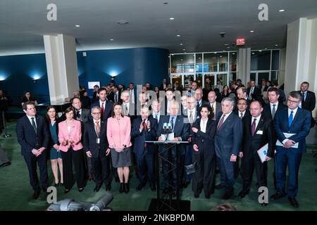 New York, USA. 23. Februar 2023. Josep Borrell, der hohe Vertreter der Europäischen Union für Außen- und Sicherheitspolitik, informiert die Medien nach der Notsitzung der Generalversammlung über die russische Aggression gegen die Ukraine am 23. Februar 2023 am UN-Hauptquartier in New Yiork. Die UN-Mitglieder stimmten für eine Resolution zum Abzug russischer Truppen aus der Ukraine und zur Einstellung der Kämpfe. Es wurde mit 141 Ja-Stimmen, 7 Nein-Stimmen und 32 Stimmenthaltung gestimmt, 13 Länder haben nicht abgestimmt. (Foto: Lev Radin/Sipa USA) Guthaben: SIPA USA/Alamy Live News Stockfoto