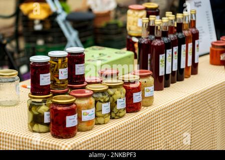 Markt. Eingelegtes oder fermentiertes buntes Gemüse im Herbst in Glasgefäßen Stockfoto