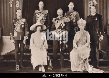 Ca. 1910 : Königin Mary von ENGLAND ( Prinzesse von Teck , 1867 - 1953 ) , Kaiserin von U. K. der Ehemann König GEORGE V. ( Prinz von Wales , 1865 - 1936 ) . Auf diesem Foto ( von links nach rechts ) mit Sohn Edward ( künftiger König EDWARD VIII , 1894 - 1972 ), der Tochter Prinzesse MARY ( verheiratet mit Earl Henry Lascelles , Gräfin von Harewood , 1897 - 1965 ), dem Sohn HENRY ( 1900 - 1974 ), Der Sohn ALBERT Duke of York ( zukünftiger König GEORGE VI , 1895 - 1952 ) und der Sohn Prinz GEORGE von KENT ( 1902 - 1942 ). Foto von Bassano, London - Familie - Famiglia - Figli - Figlio - RE - Rituto - Portrai Stockfoto