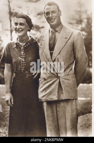 Ca. 1940 : Der königliche Prinz GEORGE von Wales ( nach dem Herzog von KENT ( 1902 - 1942 ) mit seiner Frau Prinzessin MARINA von Griechenland und Dänemark ( 1906 - 1968 ). Sohn von König George V. of England ( 1865 - 1936 ) . Foto von Dorothy Wilding - Familie - Famiglia - Rituto - Portrait - ROYAL - REALI - Nobiltà - Adel - WINDSOR - Krawatte - Cravatta - Pochette - fazzoletto nel taschino - perle - perle - collana - pois - Polkadots - Foulard - Lächeln - sorriso --- Archivio GBB Stockfoto