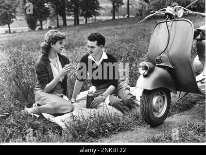 Ca. 1953 , Italien : Der italienische Roller VESPA von PIAGGIO - INNAMORATI - LIEBHABER - SAN VALENTINO - Saint Valentine - MOTO - Motocicletta - Motorino - Tourist - Tourismus - turismo - Turista - Turisti - Touristen - Vacanze - Urlaub - Reise - Picknick NIC - picknick NIC - ANNI CINQUANTA - 50er - '50 - Latino-Liebhaber - fidanzati - NON PER USO PUBBLICITARIO - NICHT FÜR WERBEZWECKE - NICHT FÜR GADGETS --- Archivio GBB Stockfoto