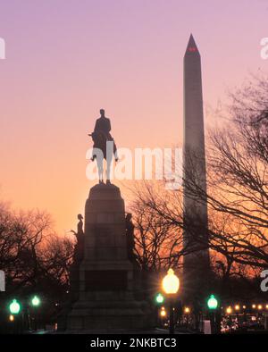 Obelisk des Washington Monuments und Statue von General William Techumsea Sherman in Washington DC. Die Ellipse bei Sonnenuntergang. USA Stockfoto