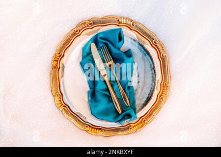 Goldblauer, eleganter Tisch auf Hochzeitskleid Stockfoto