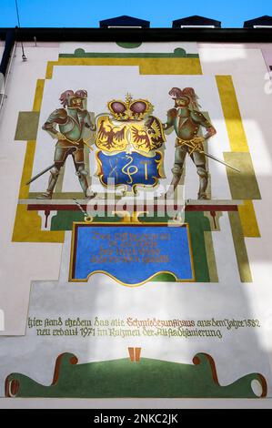 Fresko mit Wappen und Rittern auf dem ehemaligen Schmiedegewerkhaus, Kempten, Allgaeu, Bayern, Deutschland Stockfoto