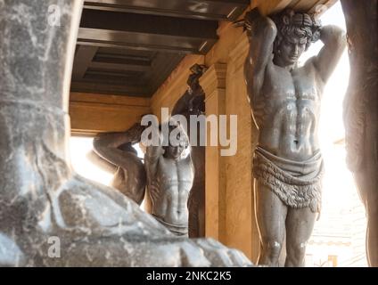 Atlantes am Eingang zur Eremitage in St. Petersburg. Stockfoto