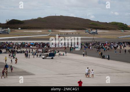 Besucher der Flugschau versammeln sich, um eine Joint Air-Ground Task Force Demonstration während der Kaneohe Bay Air Show 2022, Marine Corps Air Station Kaneohe Bay, Marine Corps Base Hawaii, 13. August 2022, zu sehen. Die Flugschau bot die Gelegenheit, die Fähigkeiten einer Joint Force in der Region Indo-Pazifik zu demonstrieren. Die Kaneohe Bay Air Show, die Luftvorführungen, statische Darstellungen, Demonstrationen und Anbieter umfasste, sollte den Bewohnern Hawaiis die Wertschätzung von MCBH und ihre anhaltende Unterstützung der Anlage zum Ausdruck bringen. Stockfoto