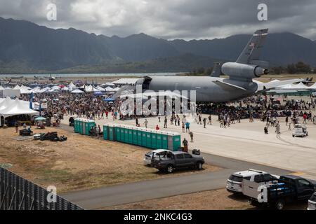 Flugbesucher versammeln sich für die 2022 Kaneohe Bay Air Show, Marine Corps Air Station Kaneohe Bay, Marine Corps Base Hawaii, 13. August 2022. Die Flugschau wurde veranstaltet, damit die lokale Gemeinde, Mitglieder des Dienstes und Bewohner von MCBH während einer Weltklasse-Veranstaltung interagieren können. Die Kaneohe Bay Air Show, die Luftvorführungen, statische Darstellungen, Demonstrationen und Anbieter umfasste, sollte den Bewohnern Hawaiis die Wertschätzung von MCBH und ihre anhaltende Unterstützung der Anlage zum Ausdruck bringen. Stockfoto