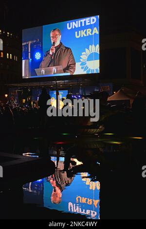 London, UK, 23./02./2023, Vadym Prystaiko spricht auf der Kundgebung „Vigil für die Ukraine“ am Trafalgar Square am Vorabend des ersten Jahrestages der russischen Invasion in der Ukraine. Februar 23. 2023. Stockfoto