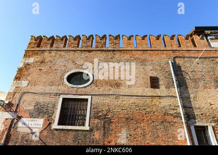 Vorderansicht der traditionellen Vintage-Fenster und Mauer des alten Hauses in Venedig, Italien. Stockfoto