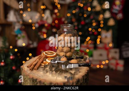 Weihnachtsszene mit wunderschönen Walnüssen und Bokeh im Hintergrund. Im Studio Stockfoto