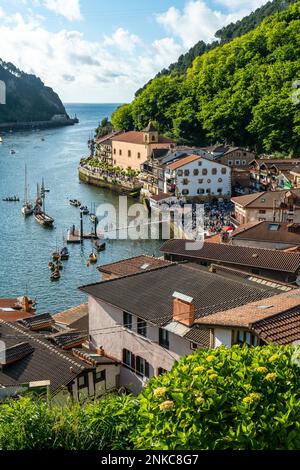 Blick von oben auf Pasajes Bay im Sommer, Pasajes San Juan, Gipuzkoa, Spanien Stockfoto