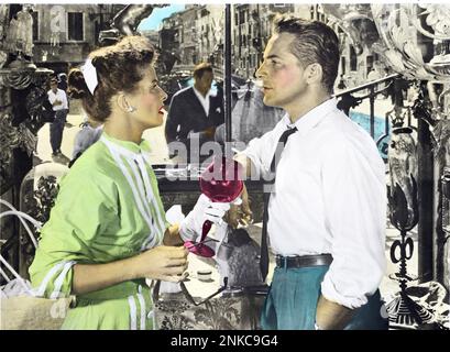 1955 : die Filmdarstellerin KATHARINE HEPBURN ( 1907 - 2003 ) mit ROSSANO BRAZZI in Venedig , Italien , im SOMMER ( Anwesen Tempo d' ) Von David Lean - Publizität still - Portrait - ritratto - Innamorati - Liebhaber - profilo - Profil - amanti - Chignon - Cravatta - Krawatte - Camicia bianca - weißes Hemd - Kragen - colletto - Occhiali da Sohle - Sonnenbrille - Bikchiere - Vetro Murano - Glas - Chignon - zitella - nubile - antiquarian - Antiquario - antiquariato - Antiquitäten - VENEZIA - ITALIA - LATEINISCHER LIEBHABER - vacanza - vacanze - Reisen - Viaggio - Reise - Turista - turismo - Tourist - Tourismus ----- Ar Stockfoto