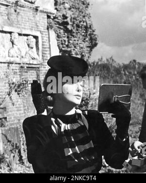 1942 c. , Rom , ITALIEN : die deutsche Nazi-Diva-Sängerin und Filmdarstellerin ZARAH LEANDER ( geboren am Zarah Stina Hedberg , 1907 - 1981 ) in der Via Appia Antica in Rom , Italien , während der Veröffentlichung des Films LA RETE D' ARGENTO von Rolf Hansen . Foto: Germania-Film S.A. - FILM - FILM - KINO - KANTANTE - NAZIST - NAZISMO - NAZISMUS - Zweiter Weltkrieg - SECONDA GUERRA MONDIALE - Portrait - Rituto - cappello - Hut - Guanti - Handschuhe - Specchio - Spiegel - sul Set --- Archivio GBB Stockfoto