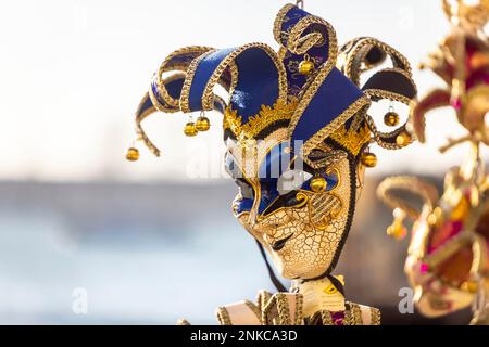 Carnevale di Venezia, künstlerisch gefertigte Masken für Karneval in einem Stall für Touristen, Venedig, Italien Stockfoto