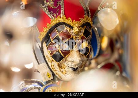 Carnevale di Venezia, künstlerisch gefertigte Masken für Karneval in einem Stall für Touristen, Venedig, Italien Stockfoto