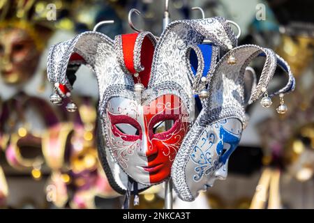 Carnevale di Venezia, künstlerisch gefertigte Masken für Karneval in einem Stall für Touristen, Venedig, Italien Stockfoto