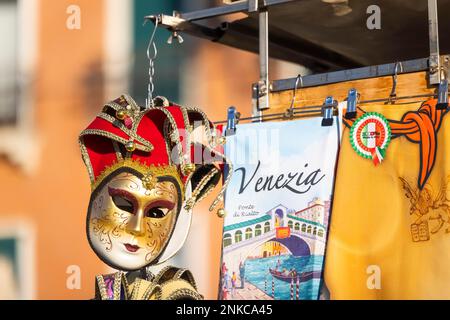 Carnevale di Venezia, künstlerisch gefertigte Masken für Karneval in einem Stall für Touristen, Venedig, Italien Stockfoto