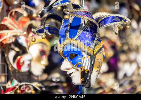 Carnevale di Venezia, künstlerisch gefertigte Masken für Karneval in einem Stall für Touristen, Venedig, Italien Stockfoto