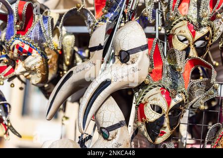 Carnevale di Venezia, künstlerisch gefertigte Masken für Karneval in einem Stall für Touristen, Venedig, Italien Stockfoto