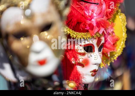 Carnevale di Venezia, künstlerisch gefertigte Masken für Karneval in einem Stall für Touristen, Venedig, Italien Stockfoto