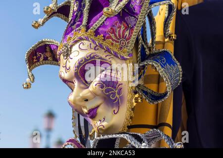 Carnevale di Venezia, künstlerisch gefertigte Masken für Karneval in einem Stall für Touristen, Venedig, Italien Stockfoto