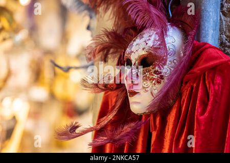 Carnevale di Venezia, künstlerisch gefertigte Masken für Karneval in einem Stall für Touristen, Venedig, Italien Stockfoto