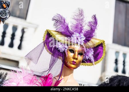 Carnevale di Venezia, künstlerisch gefertigte Masken für Karneval in einem Stall für Touristen, Venedig, Italien Stockfoto