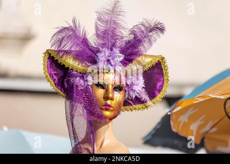 Carnevale di Venezia, künstlerisch gefertigte Masken für Karneval in einem Stall für Touristen, Venedig, Italien Stockfoto