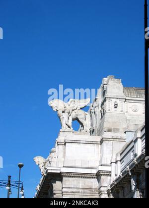 2004 , Mailand, Italien : Stazione Centrale ( Hauptbahnhof ) - ITALIA - Mailand - ART DÉCO - statua - Marmor - Pferd - cavallo - ferroviaria - Ferrovia - ferrovie - ARCHITETTURA - ARCHITEKTUR --- Foto von Giovanbattista BRAMBILLA --- Archivio GBB Stockfoto