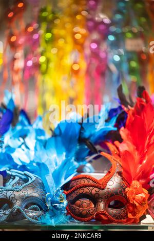 Carnevale di Venezia, künstlerisch gefertigte Masken für Karneval in einem Stall für Touristen, Venedig, Italien Stockfoto