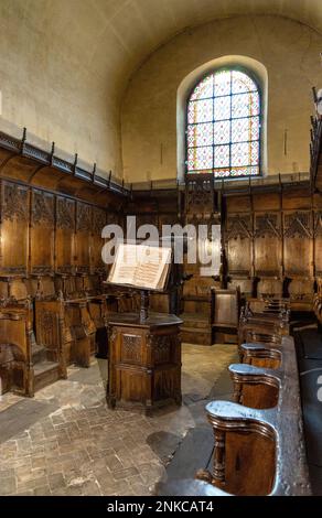 Vence, Frankreich - 6. August 2022: Kunstvolle Stände und Kanzel aus dem 15. Jahrhundert in der Kathedrale Notre Dame de la Nativite am Place Clemenceau Stockfoto