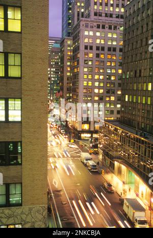 Ansicht vom Bürofenster. Bürogebäude leuchten in New York City. Abends Rush Hour Verkehr Lexington Avenue 42. Street Midtown Manhattan. USA Stockfoto