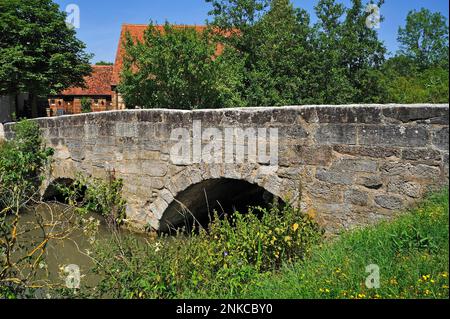 Alte Steinbrücke mit Doppelbogenkonstruktion, Freilichtmuseum Bad Windsheim, Niederfrankreich, Bayern, Deutschland Stockfoto