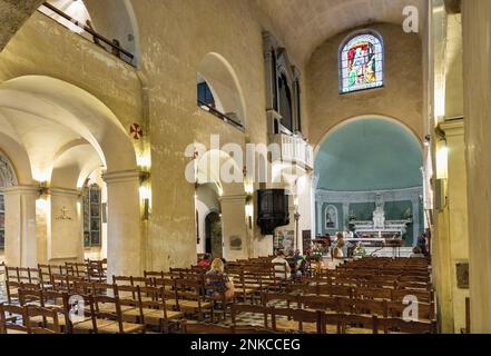 Vence, Frankreich - 6. August 2022: Hauptschiff und Presbyterium der Kathedrale Notre Dame de la Nativite am Place Clemenceau in His Stockfoto