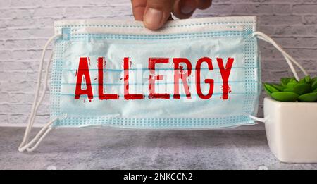 Allergiewort auf Holzblock geschrieben. Allergietext auf Zementtisch für Ihr Design, Konzept. Stockfoto