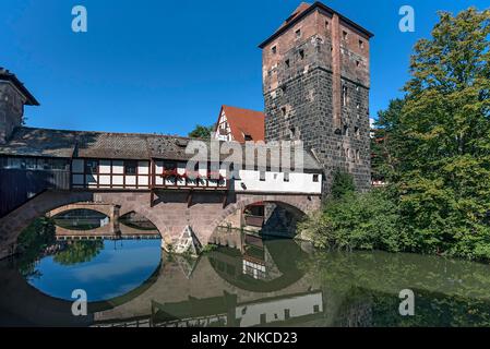 Mittelalterliche Hangmans-Brücke und ehemaliger Wasserturm mit Reflexion in Pegnitz, Nürnberg, Mittelfrankreich, Bayern, Deutschland Stockfoto