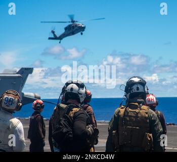 220813-N-YQ181-1163 PHILIPPINISCHES MEER (AUG 13, 2022) ein MH-60s Sea Hawk, der an die Golden Falcons of Helicopter Sea Combat Squadron (HSC) 12 angeschlossen ist, bereitet sich auf das Flugdeck des einzigen vorwärts eingesetzten Flugzeugträgers der US Navy USS Ronald Reagan (CVN 76) in der philippinischen See vor, 13. August. HSC 12, ursprünglich am 7. März 1952 als Hubschrauber-Anti-Submarine-Geschwader (HS) 2 gegründet, ist das älteste aktive Hubschrauber-Geschwader der Marine. Ronald Reagan, das Flaggschiff der Carrier Strike Group 5, stellt eine kampfbereite Kraft zur Verfügung, die die Vereinigten Staaten schützt und verteidigt und Allian unterstützt Stockfoto