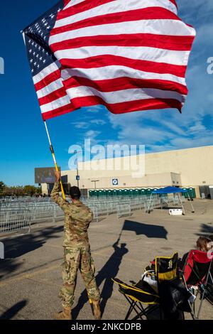 Am 1. Oktober 2022 winkt Ein Mann in Militärkleidung vor einem Donald Trump, Warren, Michigan, USA, mit einer amerikanischen Flagge Stockfoto