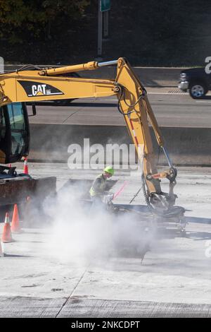Detroit, Michigan, Ein Arbeiter ist in Staub umhüllt, während er an der Interstate 75 arbeitet, um den Beton zu reparieren und zu flicken Stockfoto