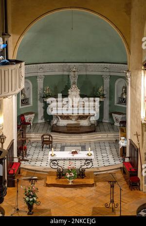 Vence, Frankreich - 6. August 2022: Hauptschiff und Presbyterium der Kathedrale Notre Dame de la Nativite am Place Clemenceau in His Stockfoto