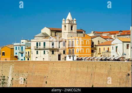 Festungsmauer und Kathedrale von San Basso, Cattedrale San Basso, Altstadt, Termoli, Molise, Italien Stockfoto