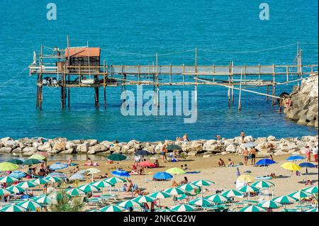 Trabucco am Badestrand, traditionelle Haufensiedlung zum Angeln, Angelgalgen, Adria, Termoli, Molise, Italien Stockfoto