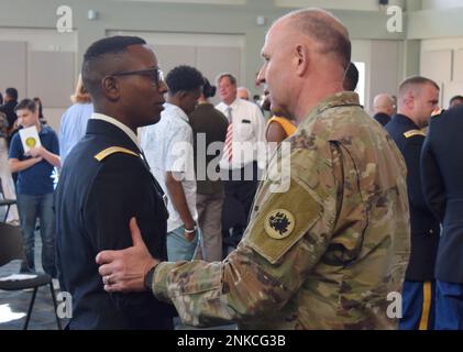 Brigadegeneral Dwayne Wilson, Befehlshaber der Nationalgarde der Georgia Army, gratuliert 2. LT. Benjamin Martin zu seiner Beauftragung nach dem Abschluss des Offiziers der Kandidatenschule des Georgia Military Institute, Klasse 61 im Clay National Guard Center, Marietta, Georgia 13. August 2022. Martin erhält eine Schulung in der Finanzabteilung und ist der 93. Financial Management Support Company unterstellt. Stockfoto