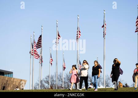 Washington, USA. 23. Februar 2023. Besucher besuchen die National Mall in Washington, DC, USA, am 23. Februar 2023. Die hohe Temperatur in der Hauptstadt nähert sich am Donnerstag 80 Grad Fahrenheit. Kredit: Aaron Schwartz/Xinhua/Alamy Live News Stockfoto